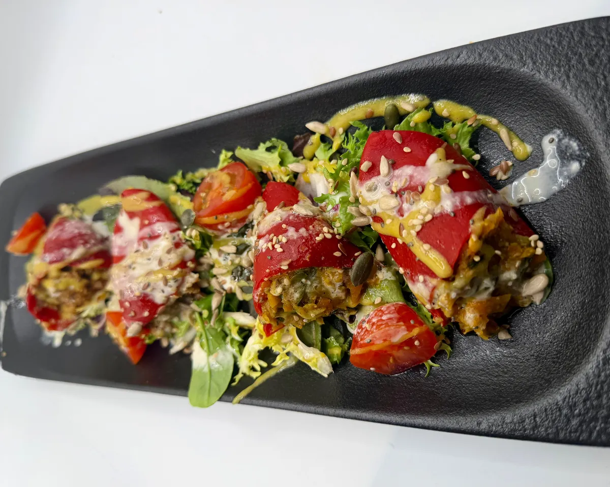Pimientos rellenos veganos con salsa de mostaza