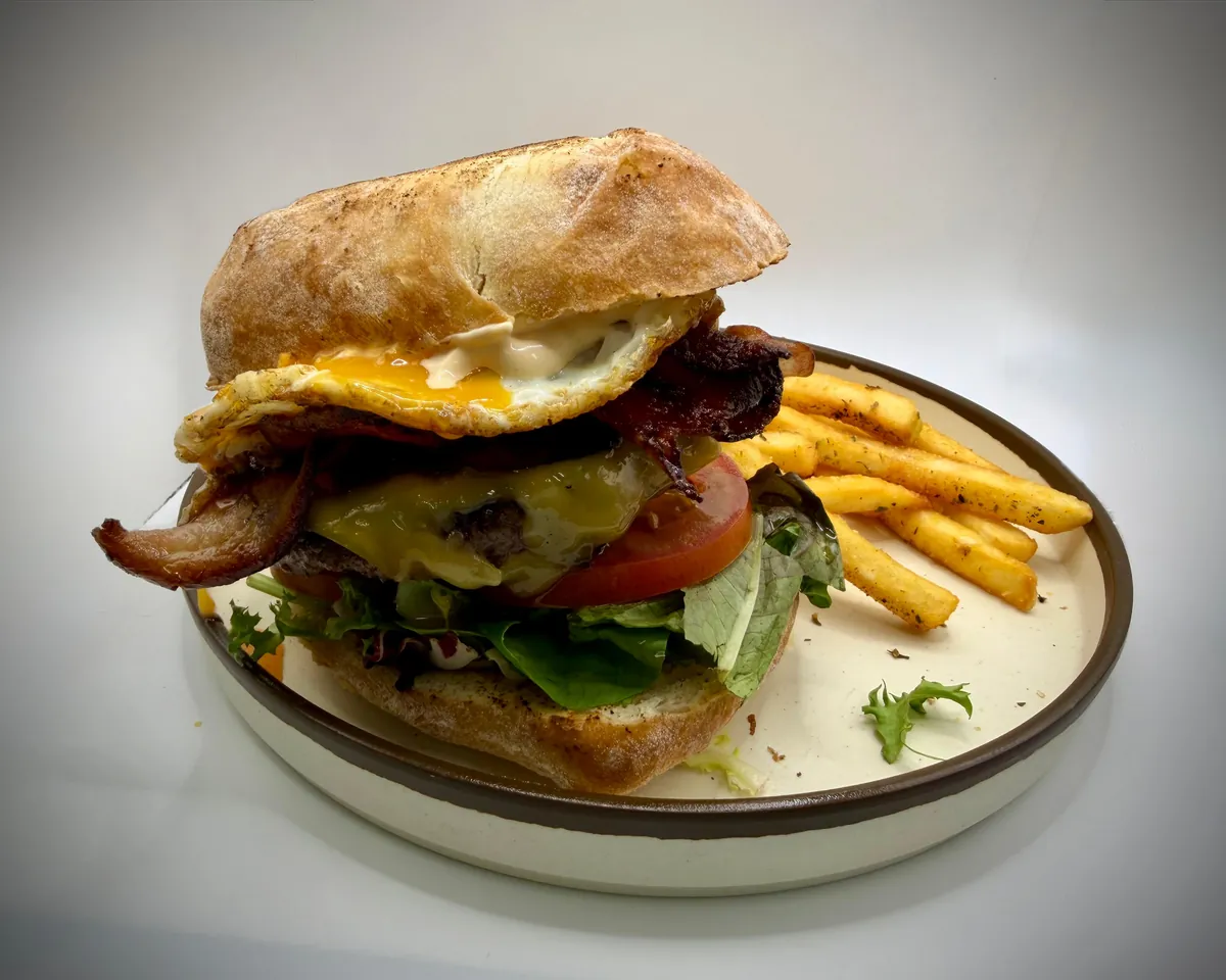 L'Acherito — 180 g de vacuno, Edam, bacón, huevo, tomate, lechuga y salsa Acherito