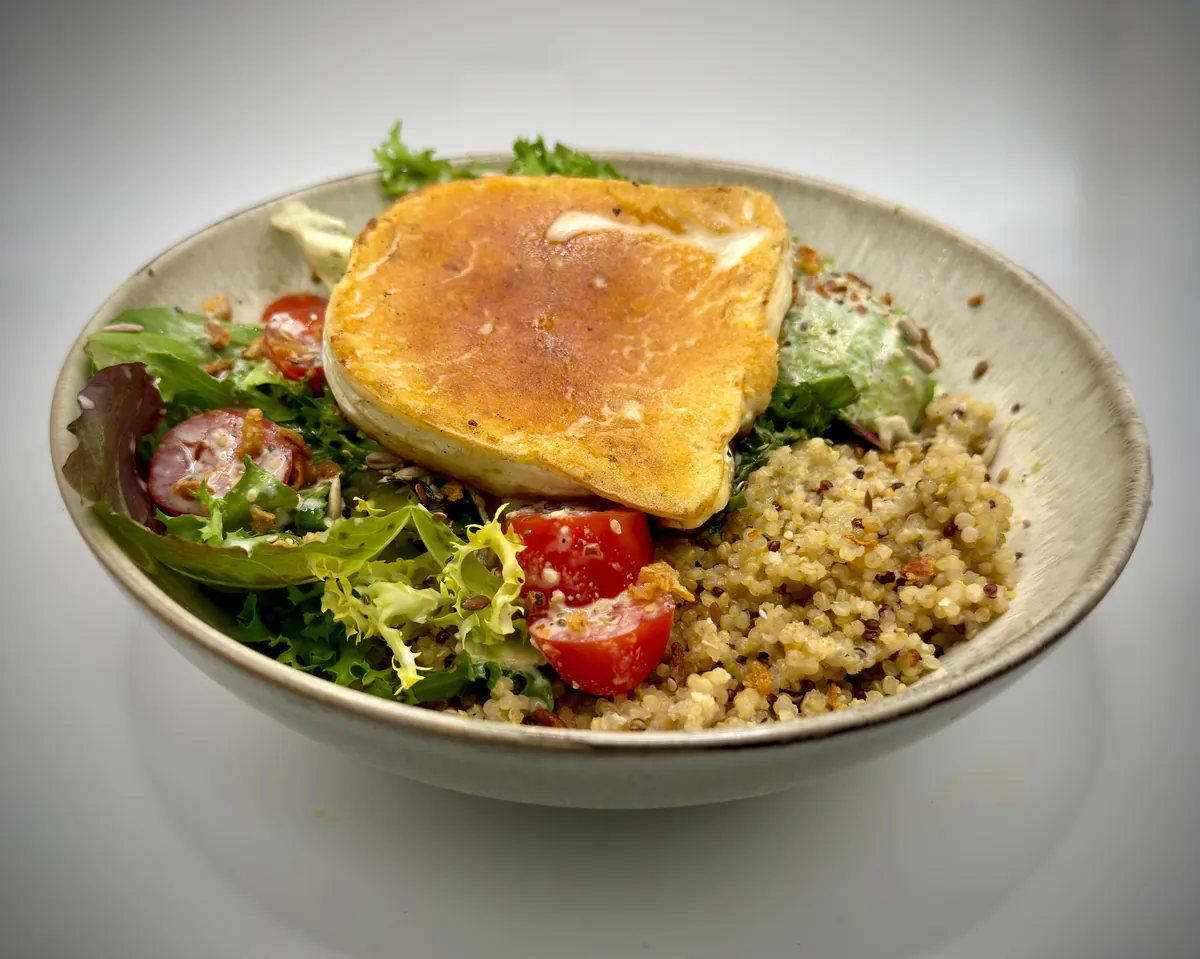 Bowl de queso de cabra Radiquero — quinoa, mézclum, cherrys, aguacate, semillas y salsa tahini