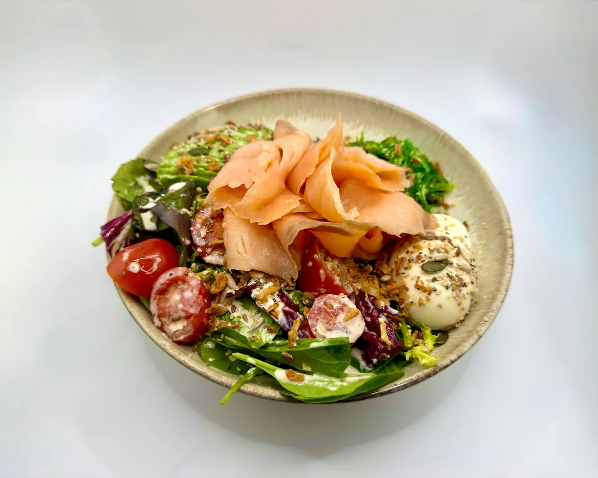 Bowl de salmón ahumado — arroz, wakame, huevo, cherrys, aguacate y tahini