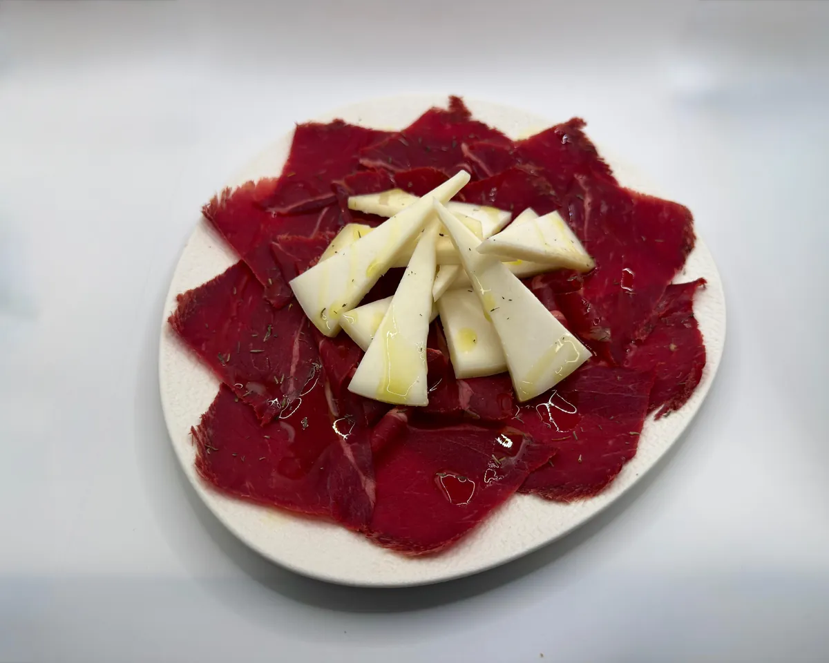 Tabla de cecina D.O. León con queso Radiquero
