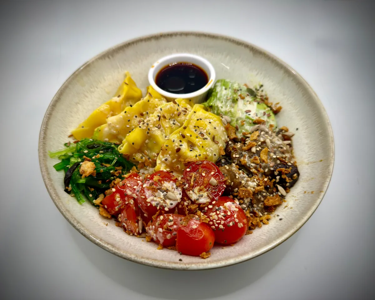 Bowl de gyozas con arroz basmati, shiitakes, wakame, aguacate, cherrys y salsa de soja